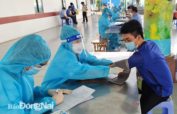 Công nhân Công ty TNHH Hwaseung Vina tiêm vaccine ngừa Covid-19 trong sáng 13-8. Ảnh: Nguyễn Hòa