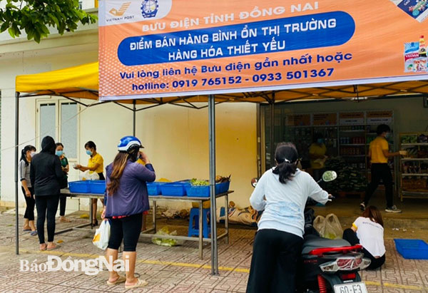 Một điểm bán hàng bình ổn giá do Bưu điện tỉnh triển khai tại TP.Biên Hòa. Ảnh: Bưu điện Đồng Nai