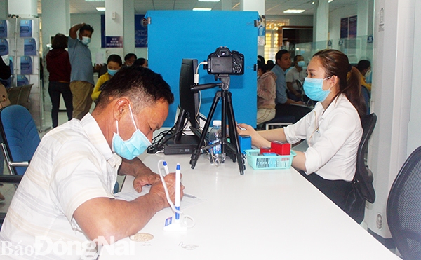Người dân đăng ký sử dụng dịch vụ bưu chính công ích tại Bộ phận một cửa TP.Biên Hòa (Ảnh chụp trước ngày 27-4)