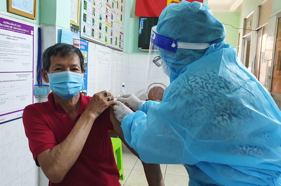 Tiêm vaccine phòng Covid-19 cho người dân tại trạm y tế P.Thanh Bình, TP.Biên Hòa (ảnh: Hoàn Lê)