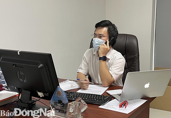 Nhân viên Cục Thuế tỉnh Đồng Nai hỗ trợ người nộp thuế qua điện thoại   