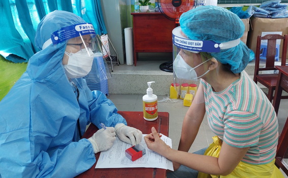 Khám sàng lọc trước tiêm vaccine phòng Covid-19 cho người dân trên địa bàn TP.Biên Hòa.