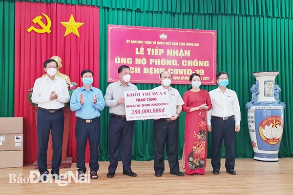 Lãnh đạo UBND tỉnh và Ủy ban MTTQ Việt Nam tỉnh tiếp nhận bảng tượng trưng ủng hộ Quỹ Vaccine phòng, chống Covid-19 tỉnh từ đại diện Agribank Bắc Đồng Nai (Khối trưởng Khối thi đua số 8). (Ảnh: CTV)