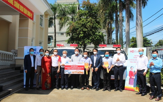 Lãnh đạo Tập đoàn Sovico, HD Bank trao bảng tượng trưng và xe cứu thương ủng hộ Đồng Nai chống dịch
