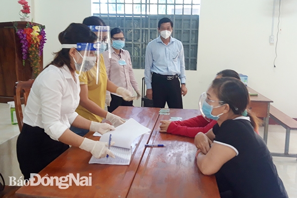 Phó chủ tịch UBND tỉnh Võ Văn Phi kiểm tra việc chi hỗ trợ cho lao động tự do trên địa bàn H.Vĩnh Cửu