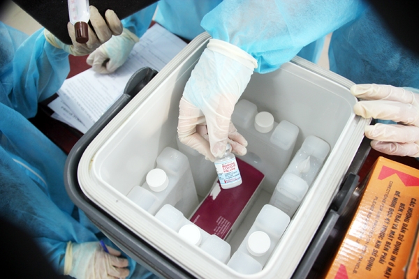 7. Tại mỗi bàn tiêm ngừa Covid-19 đều có thùng chuyên dụng để bảo quản vaccine