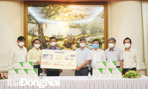 Dong Nai Province’s leaders and THACO's representatives at the handover ceremony. (Photo: NDO/Thien Vuong)