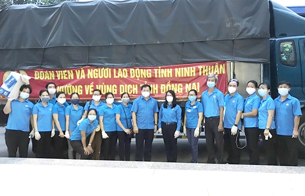 Đại diện Liên đoàn Lao động tỉnh nhận hàng hoá từ đoàn viên, người lao động tỉnh Ninh Thuận