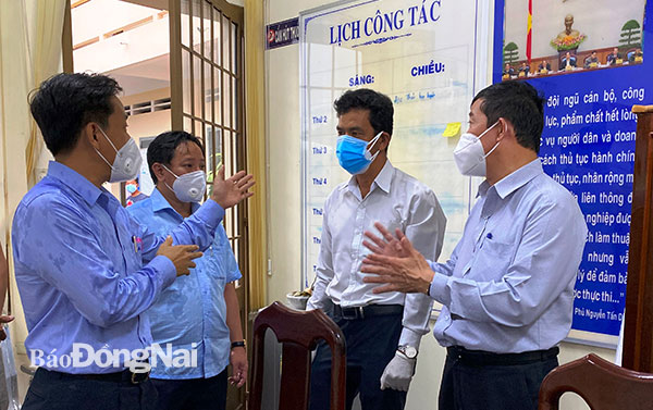 Trưởng ban Nội Chính Tỉnh ủy Trần Trung Nhân và Bí thư Huyện ủy Nhơn Trạch Lê Thành Mỹ đi kiểm tra chống dịch tại thị trấn Hiệp Phước