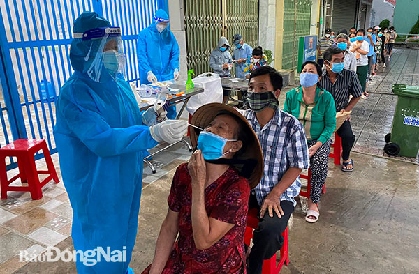 Một tổ y tế lấy mẫu xét nghiệm diện rộng cho người dân thị trấn Hiệp Phước