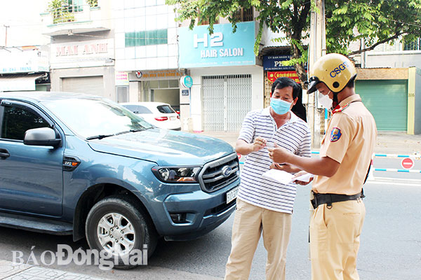 Các tổ tuần tra, kiểm soát cơ động của Công an tỉnh kiểm tra người dân đi lại trong thời gian thực hiện .giãn cách xã hội ở TP.Biên Hòa. Ảnh: Trần Danh
