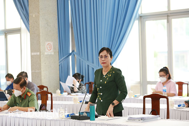 Phó chủ tịch UBND tỉnh Nguyễn Thị Hoàng báo cáo về công tác an sinh xã hội tại cuộc họp. Ảnh: Huy Anh
