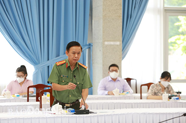 Đại tá Trần Tiến Đạt, Phó giám đốc Công an tỉnh phát biểu tại cuộc họp. Ảnh: Huy Anh