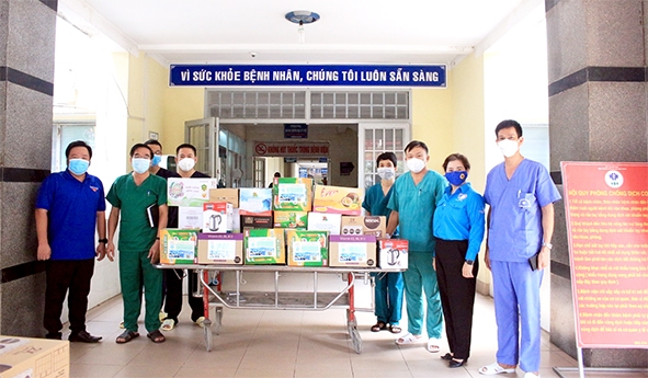 Chị Nguyễn Thanh Hiền, Phó bí thư thường trực Tỉnh đoàn, Chủ tịch Hội LHTN tỉnh tặng nhiều vật tư y tế và nhu yếu phẩm cho một bệnh viện dã chiến đặt tại TP.Long Khánh