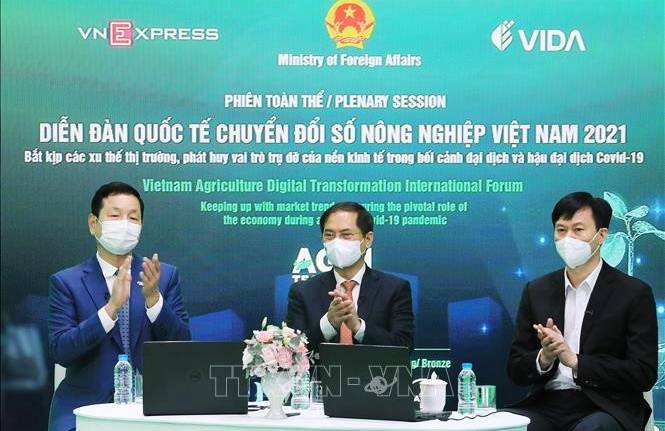 Bộ trưởng Ngoại giao Bùi Thanh Sơn và các đại biểu dự diễn đàn. Ảnh Lâm Khánh - TTXVN