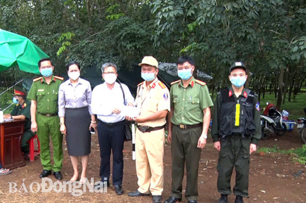 Lãnh đạo H.Cẩm Mỹ kiểm tra, động viên lực lượng làm nhiệm vụ chốt chặn bảo vệ an toàn “vùng xanh”. Ảnh: CTV
