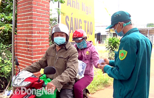 Lực lượng chức năng kiểm tra giấy đi đường của người dân ở “vùng xanh”.  Ảnh: CTV