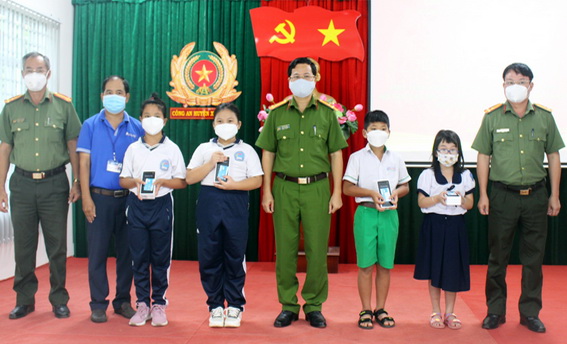 110 em học sinh nghèo được công an huyên xuân lộc tặng thiết bị học tập  (Ảnh: Hải Đình)