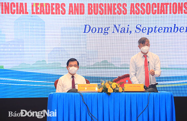 Chủ tịch UBNd tỉnh Cao Tiến Dũng trả lời những vướng mắc của doanh nghiệp FDI. Ảnh: Hương Giang