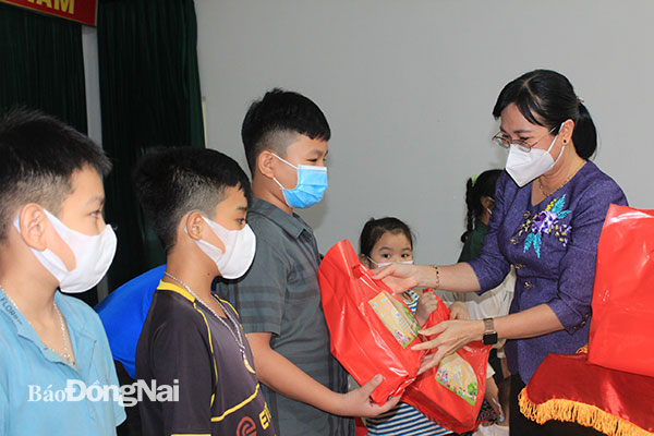 Phó chủ tịch UBND tỉnh Nguyễn Thị Hoàng tặng quà trung thu cho các em thiếu nhi. Ảnh: Nga Sơn