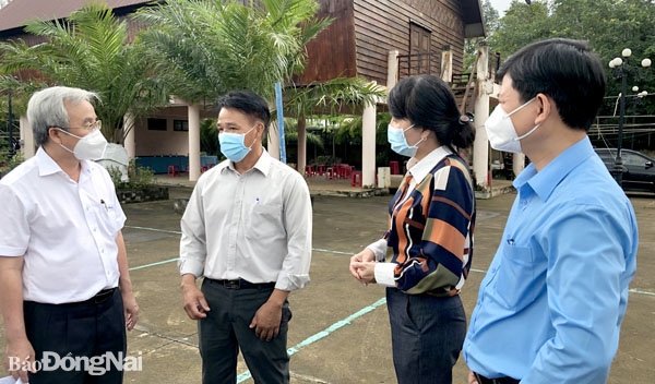 Trưởng ban Công tác Mặt trận ấp 6 Đỗ Đăng Tâm (thứ hai từ trái sang) trao đổi công việc với lãnh đạo Ủy ban MTTQ Việt Nam tỉnh và huyện. Ảnh: N.Hà