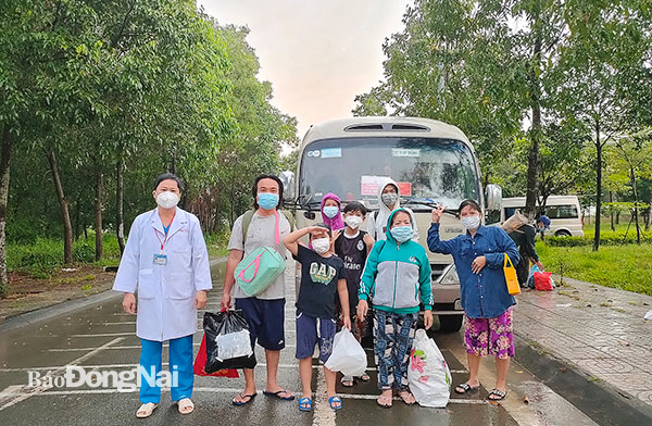 10. Nhiều bệnh nhân F0 khỏi bệnh chụp hình lưu niệm với bác sĩ Bệnh viện Dã chiến số 3 trước khi về nhà