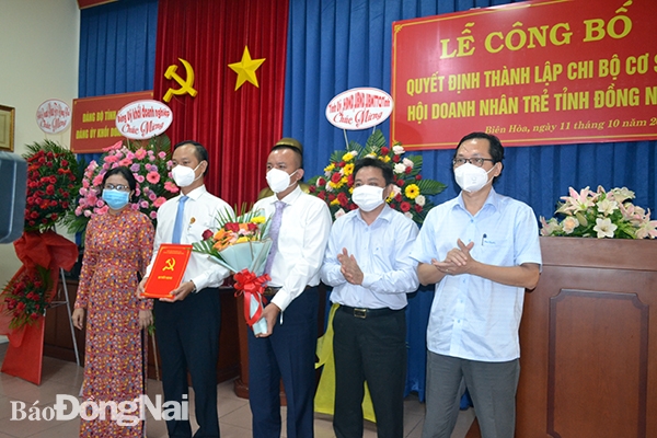  Lãnh đạo Đảng ủy Khối DN tỉnh trao Quyết định thành lập Chi bộ Hội doanh nhân trẻ tỉnh Đồng Nai