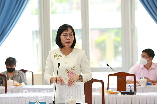Phó chủ tịch UBND tỉnh Nguyễn Thị Hoàng báo cáo về công tác an sinh xã hội tại cuộc họp. Ảnh: Huy Anh