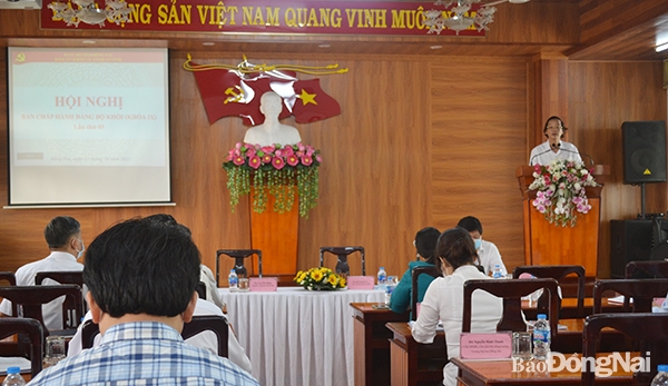  Bí thư Đảng ủy Khối các cơ quan tỉnh Bùi Quang Huy gợi ý các nội dung thảo luận tại hội nghị.