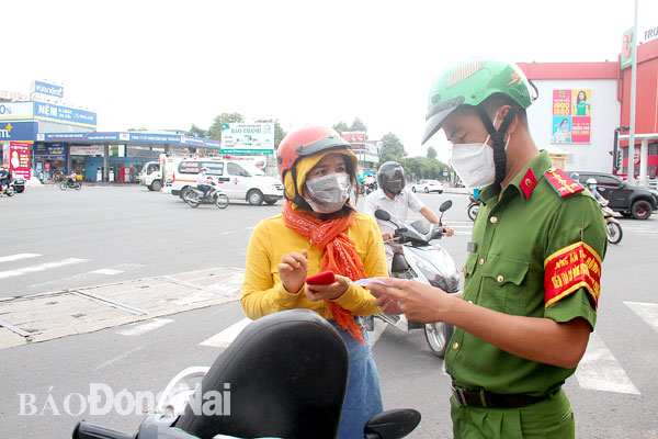Tổ tuần tra kiểm soát Công an tỉnh vẫn kiểm tra điều kiện ra đường của người dân sau khi nới lỏng giãn cách theo Chỉ thị 19 của UBND tỉnh. Ảnh: Trần Danh