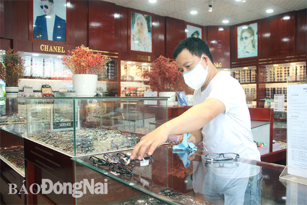 3. Một cửa hàng mắt kính trên đường Nguyễn Ái Quốc (P.Tấn Tiến, TP.Biên Hòa) mở cửa sau nhiều tháng tạm ngừng hoạt động