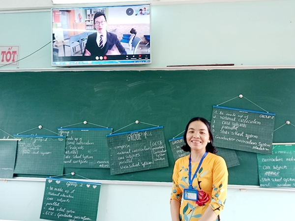 Cô Hoàng Thị Thiên Thai trong giờ dạy kết nối Skype với giáo viên nước ngoài. Ảnh: NVCC