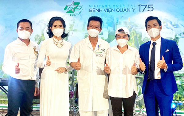 Nghệ sĩ cùng bác sĩ trong buổi giao lưu văn nghệ trực tuyến Vẫn mãi màu áo trắng tại Bệnh viện Quân y 175 (TP.HCM)