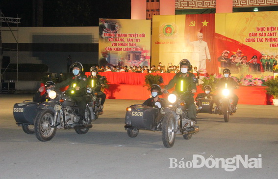 Lực lượng cảnh sát giao thông, cảnh sát cơ động tham gia diễu hành, biểu dương lực lượng tại lễ ra quân