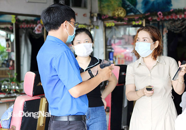 Để “phổ cập” mã QR đến tất cả người dân, nhiều địa phương huy động các cơ quan, đơn vị, lực lượng đoàn viên thanh niên “đi từng ngõ, gõ từng nhà” hướng dẫn, hỗ trợ tạo mã QR. Ảnh: Thanh Hải
