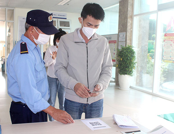 Quá trình khai báo nhanh chóng trên điện thoại thông minh đã tạo thuận lợi trong ghi nhận lịch trình di chuyển của mỗi cá nhân góp phần chung tay cùng xã hội truy vết các ca F0 xuất hiện trên địa bàn. Trong ảnh: Người dân khi đến Trung tâm Hành chính công tỉnh buộc phải khai báo y tế qua mã QR. Ảnh: Thanh Hải