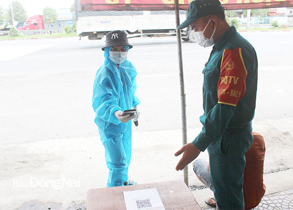 Việc khai báo y tế hoàn chỉnh qua mã QR người dân sẽ rất thuận lợi trong lưu thông giữa các địa phương. Ảnh: Thanh Hải