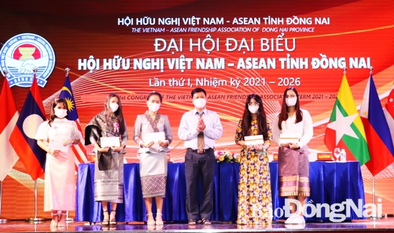 trao học bổng cho các sinh viên Campuchia, Lào, Việt Nam có thành tích xuất sắc trong học tập.