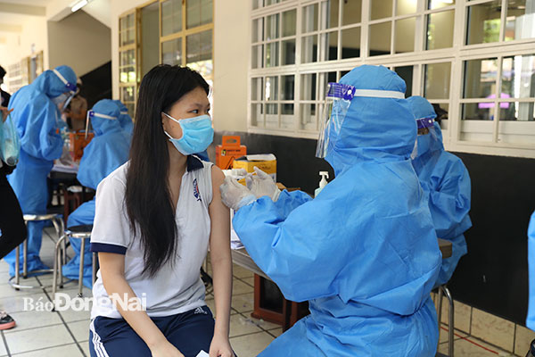 Tiêm vaccine tại Trường TH-THCS-THPT Bùi Thị Xuân (TP.Biên Hòa) ngày 7-11. Ảnh: Huy Anh