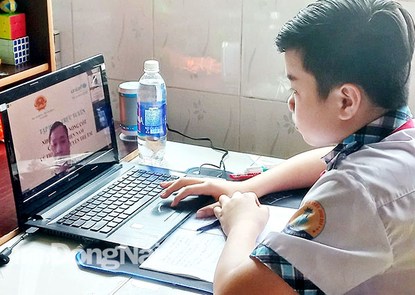Học sinh Trường THCS Trần Hưng Đạo (H.Cẩm Mỹ) tham gia học trực tuyến. Ảnh: Công Nghĩa