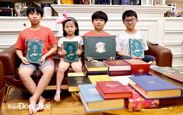 Phụ huynh sưu tập sách đặc biệt và lan truyền tình yêu sách cho con em trong gia đình. Ảnh: Diễm Linh