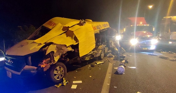 Hiện trường vụ tai nạn giao thông với chiếc xe 16 chỗ bị hư hỏng nặng sau khi va chạm. (ảnh: VECE cung cấp)