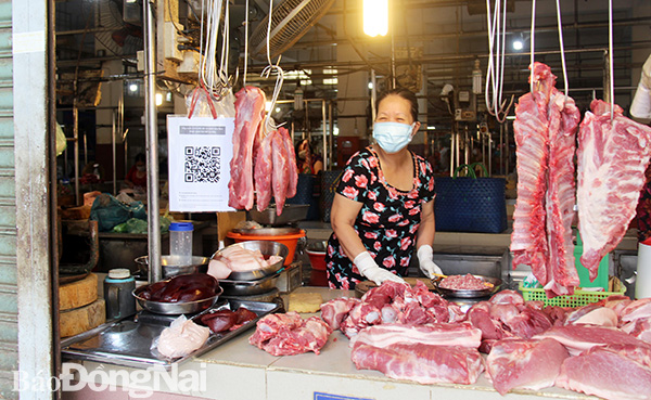 Ngay từ sáng sớm, nhiều tiểu thương đã có mặt để chuẩn bị cho ngày mở bán trở lại đầu tiên