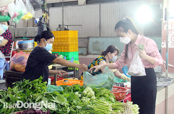 Tiểu thương và khách hàng tuân thủ 5K trong quá trình mua sắm