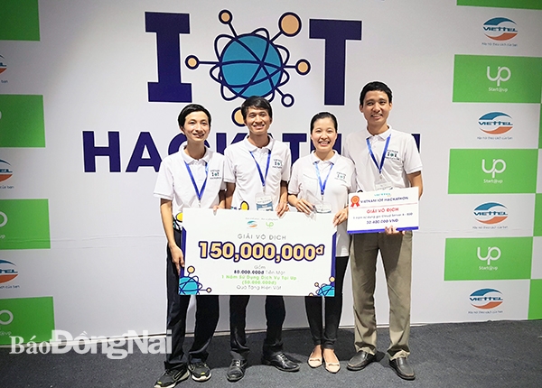 Anh Phan Thiện Phước (bìa trái) cùng với các tác giả đoạt giải trong cuộc thi VietNam IoT Hackathon năm 2017. Từ thành công của cuộc thi này, anh và các cộng sự đã phát triển thành dự án khởi nghiệp