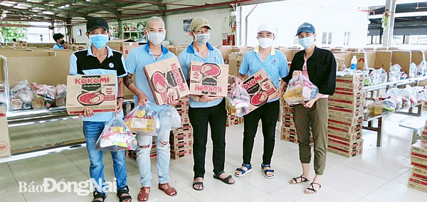 Công ty TNHH Prowell Việt Nam (TP.Long Khánh) tặng quà cho công nhân trở lại làm việc. Ảnh: T.MY
