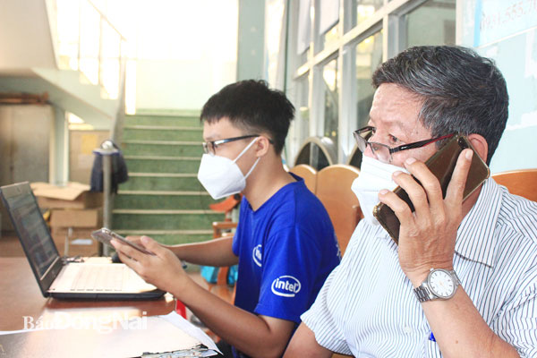 Điện thoại của BS Hoàng Trọng Đại, Trưởng trạm y tế P.Tân Phong luôn trong tình trạng “cháy máy” vì người dân là F0, F1 gọi đến để được hỗ trợ