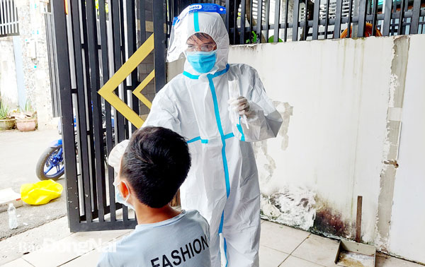 Nhân viên Trạm y tế lưu động P.Tân Phong đến từng hộ gia đình để test nhanh kháng nguyên SARS-CoV-2