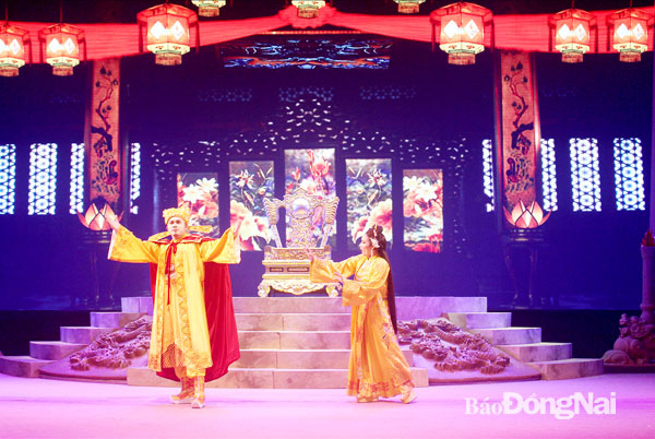 Một cảnh trong vở cải lương Huyết bào được Nhà hát Nghệ thuật Đồng Nai biểu diễn, lưu trữ trên các nền tảng mạng xã hội. Ảnh: Ly Na