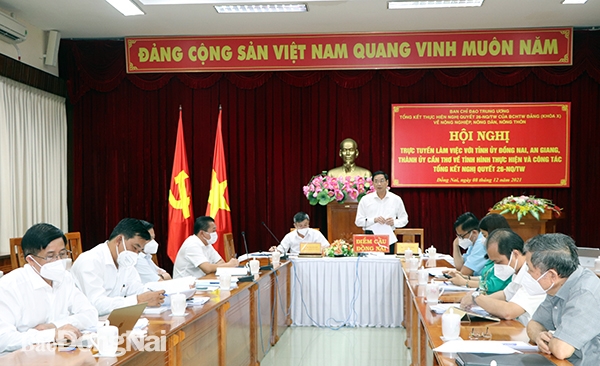 Phó chủ tịch UBND tỉnh Võ Văn Phi phát biểu tại hội nghị